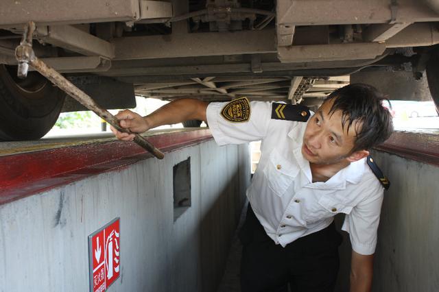 车站检车员:下一次地沟衣服湿透一次 车站检车员:下一次地沟衣服湿透一次