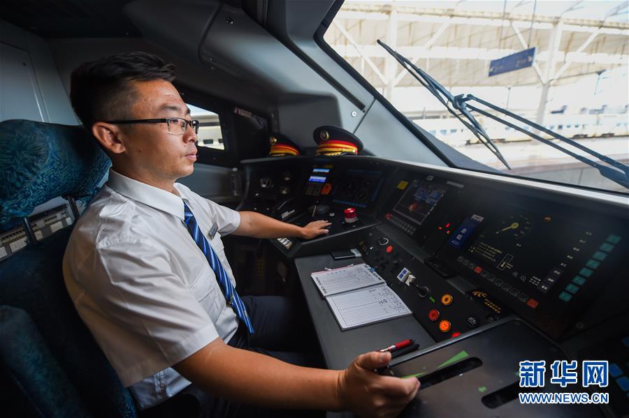 内蒙古首条高铁开通运营