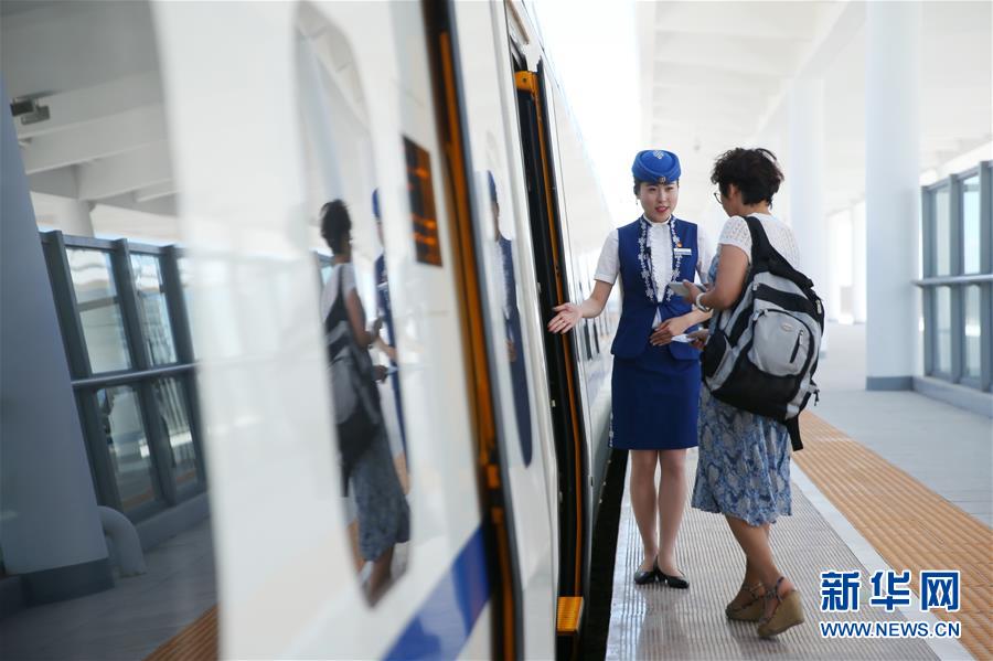 内蒙古首条高铁开通运营