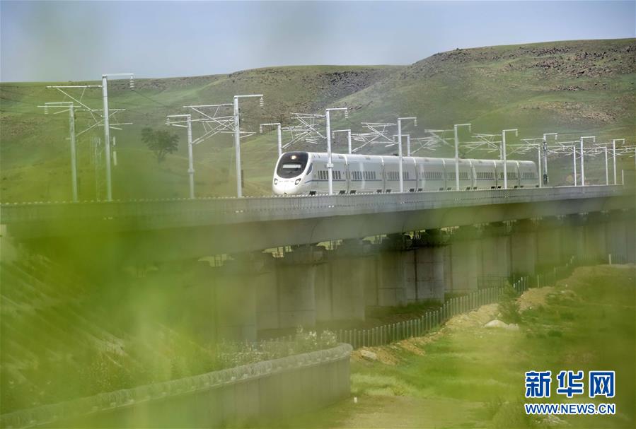 内蒙古首条高铁开通运营