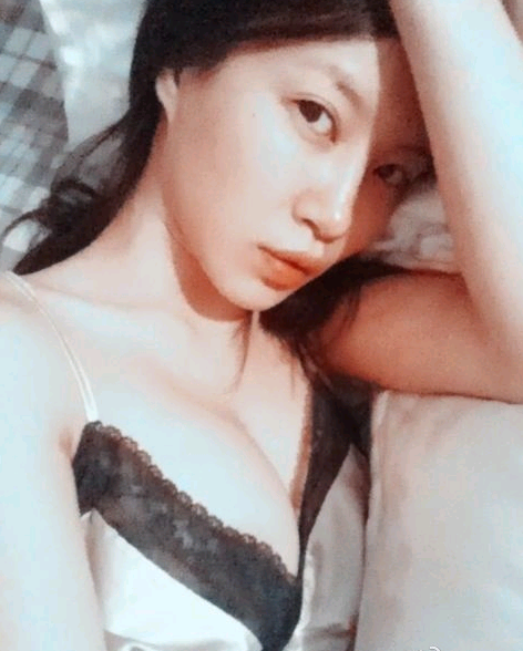 女优观月雏乃睡前展豪乳