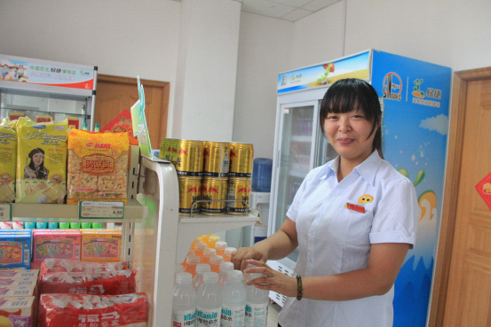 青岛加油工:娘子军撑起半边天 纤纤素手布满老茧