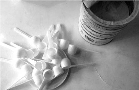 澳优乳业一罐奶粉内挖出18只勺子 已道歉