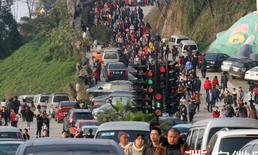 重庆1景区14组红绿灯看晕司机 春节拥堵数公里