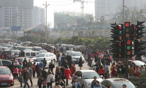 重庆1景区14组红绿灯看晕司机 春节拥堵数公里