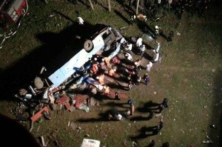 湖北一载22人大客车在荆州长江大桥上坠桥 湖北一载22人大客车在荆州长江大桥上坠桥