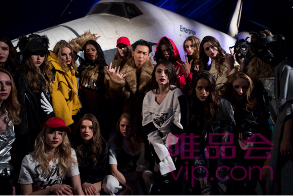 唯品会携95后流行色登上纽约时装周 引领消费C2F时代