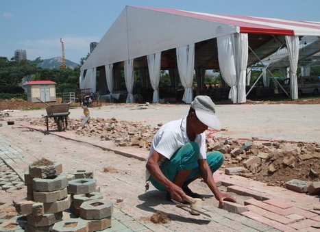 第22届青岛国际啤酒节狂欢大道开始硬化