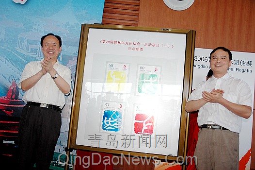 国家邮政局服务部张荣林主任(右)和蔡伦斌副书记(左)共同为邮票揭幕