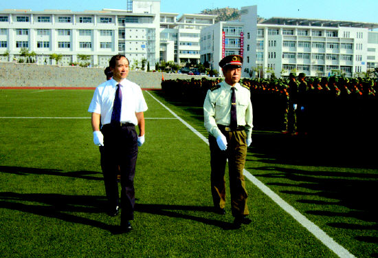 2006级学生军训阅兵大会举行--青岛科技大学报