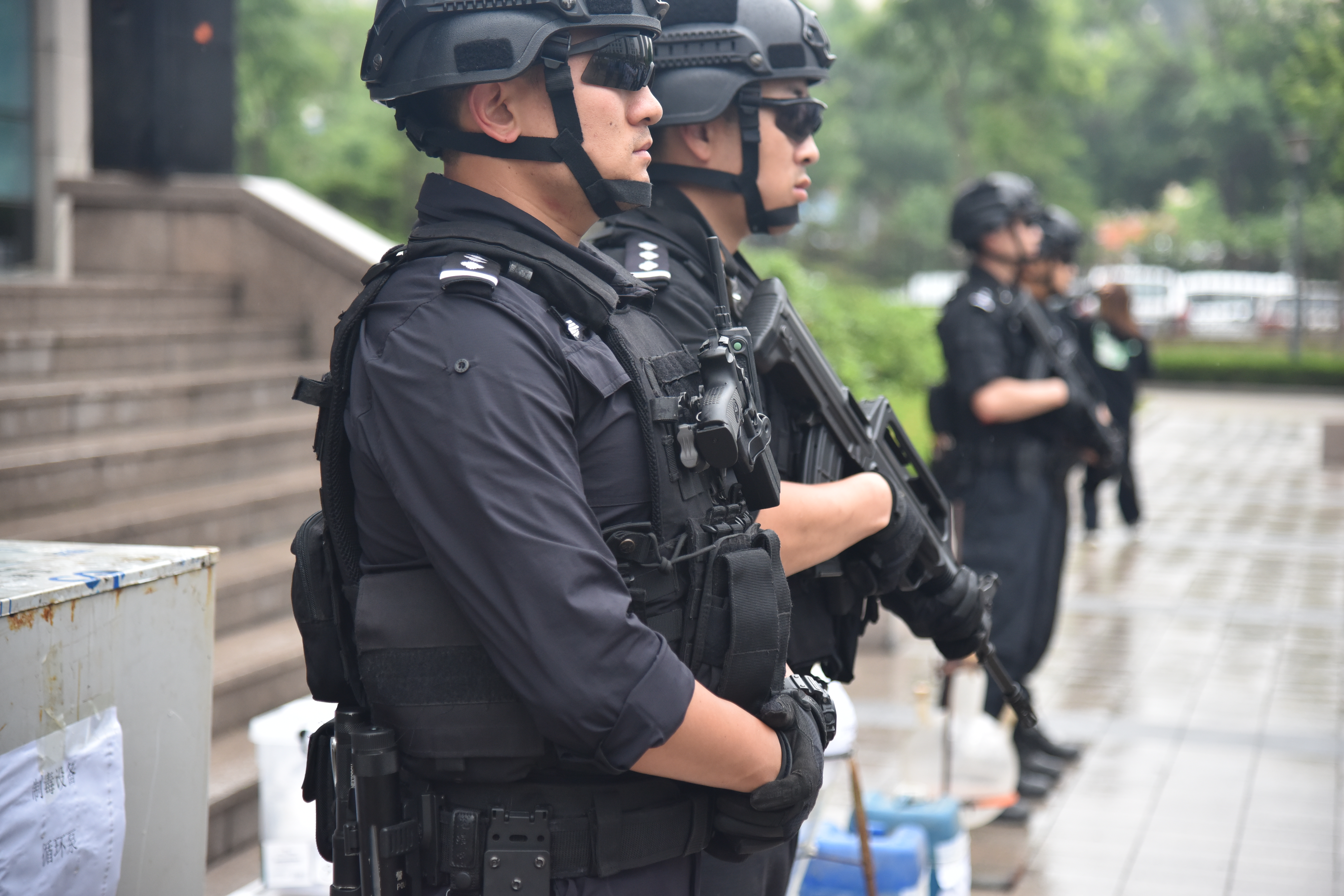 高速路口惊心动魄直击青岛缉毒警抓捕毒贩现场