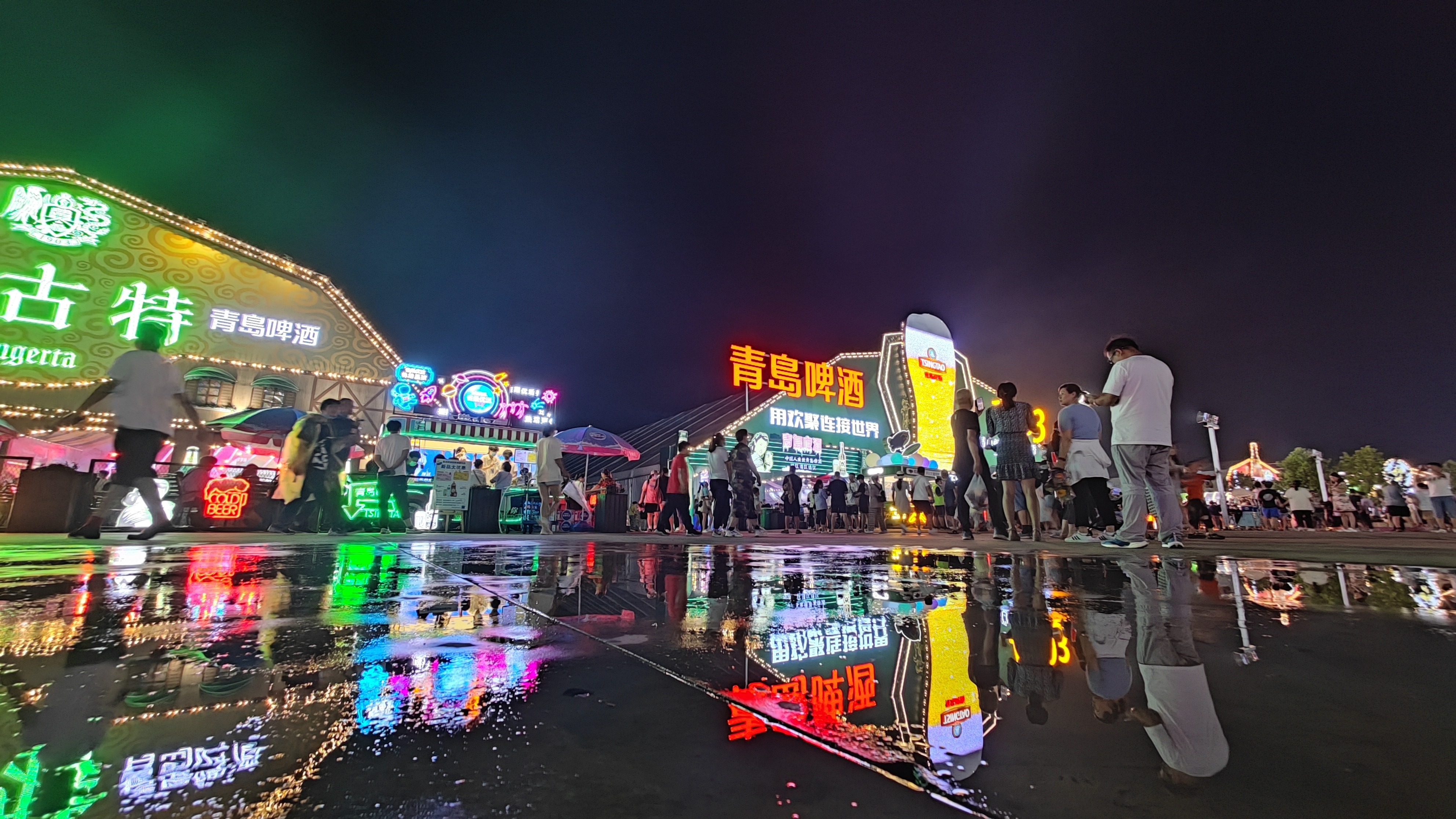 实拍雨后倒影中的金沙滩啤酒城 美轮美奂