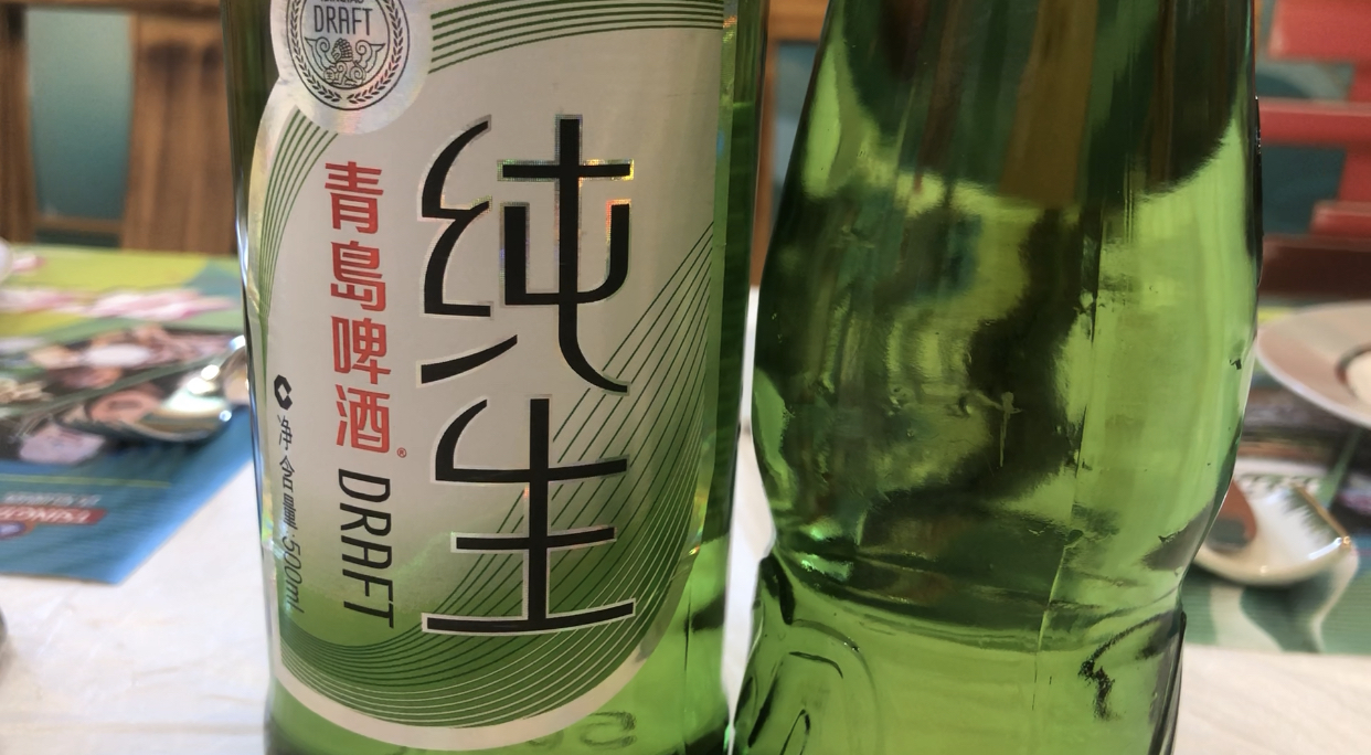 抢鲜出镜来青岛国际啤酒节喝纯生啤酒爽口不上头