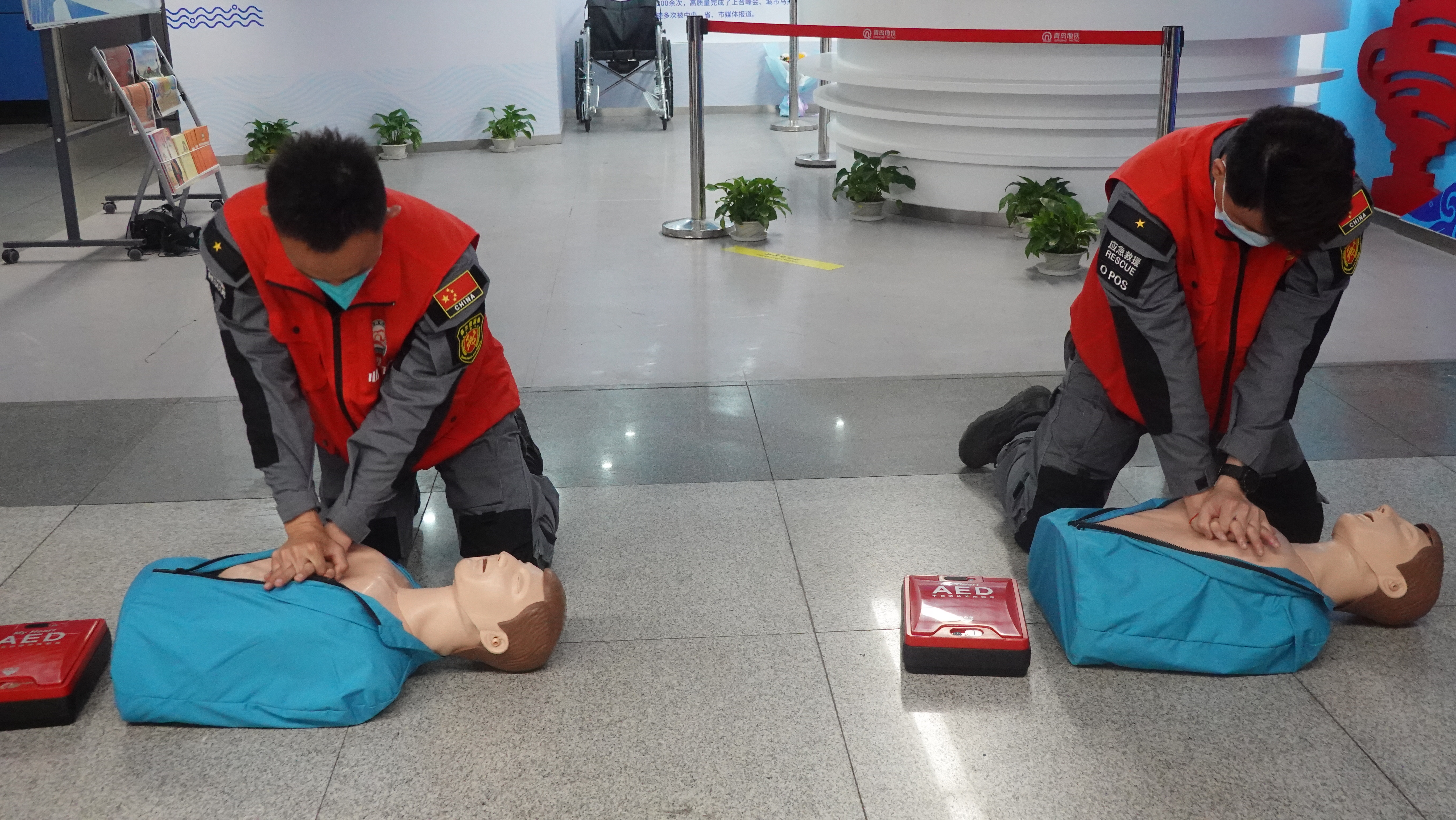 路演搬进地铁站cpraed海姆立克急救知识现场教学
