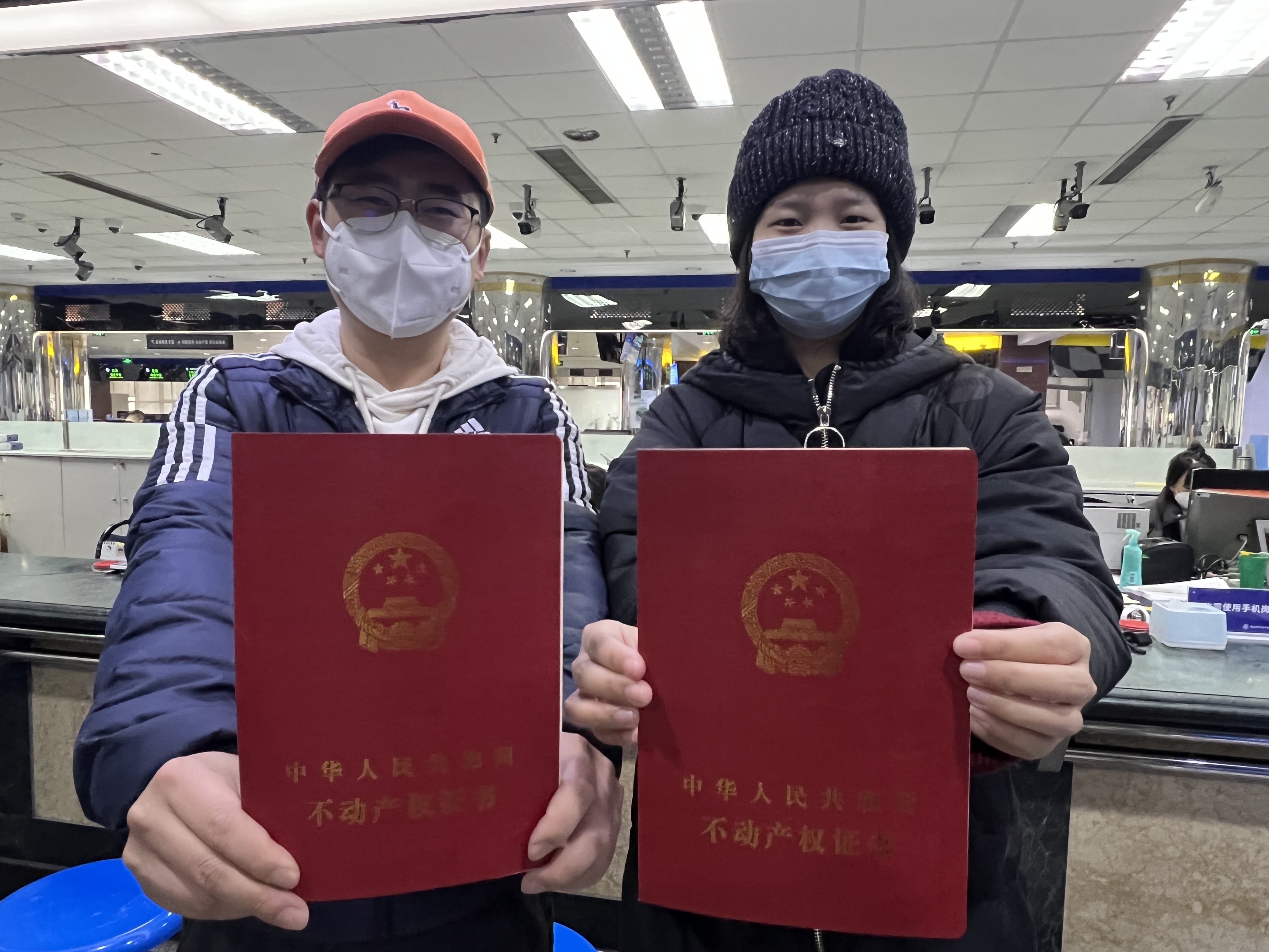 青岛颁发首张"团结户"住房产权证 承租居民喜"领证"