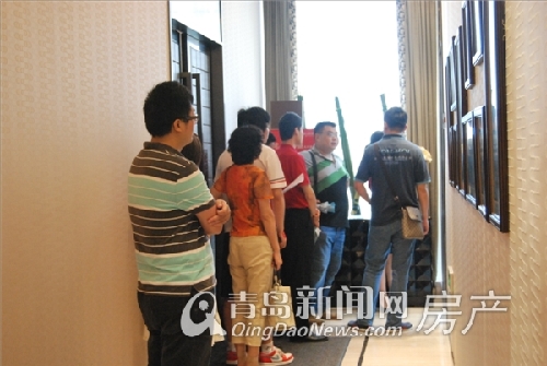 准业主们排队等待交款