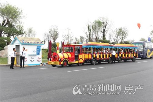 参观者们乘坐小火车观光