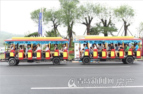 英伦街上的观光小火车