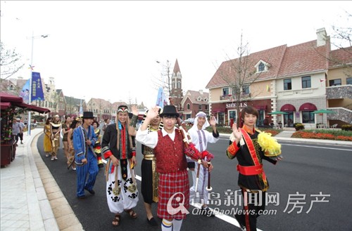 英伦风情街上的小丑表演
