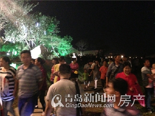 在碧桂园十里金滩游玩的人们