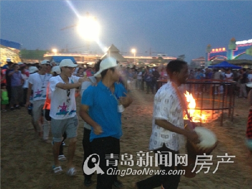 人们在碧桂园十里金滩篝火晚会上玩耍