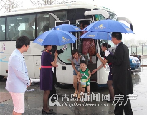 碧桂园十里金滩工作人员迎接宾客到来