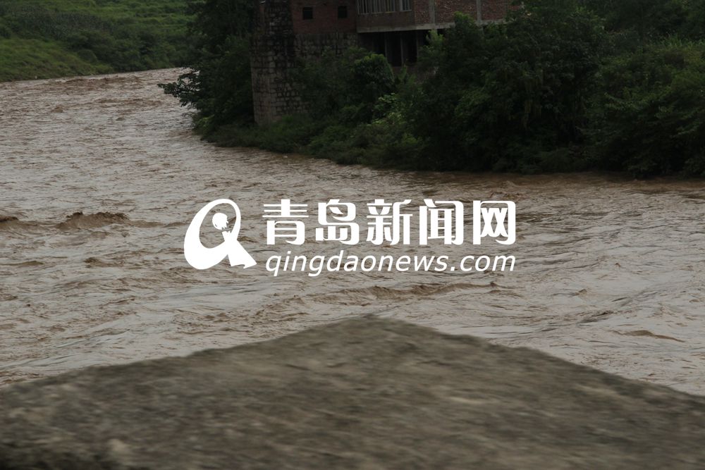 连线云南震区 青岛支教队员与孩子共患难