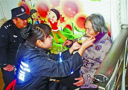 6个儿都不孝 八旬老太出走千里寻亲迷路大哭