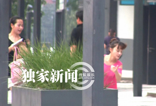 李小璐中断工作专心待产 携友出行