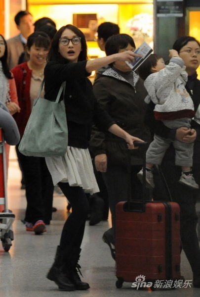 周迅素颜笑对记者无畏偷拍 表情搞怪路人围观