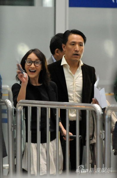 周迅素颜笑对记者无畏偷拍 表情搞怪路人围观