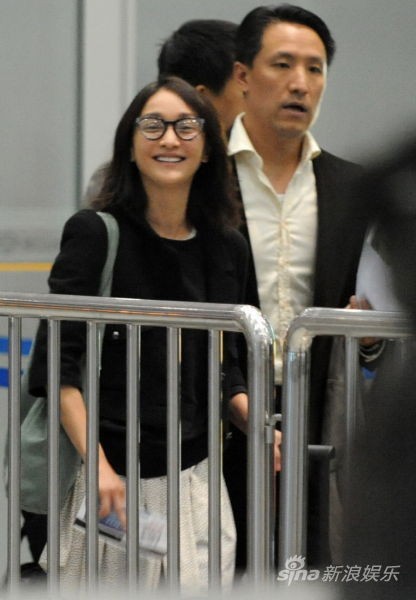 周迅素颜笑对记者无畏偷拍 表情搞怪路人围观