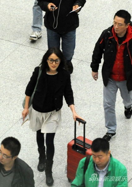 周迅素颜笑对记者无畏偷拍 表情搞怪路人围观