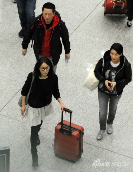 周迅素颜笑对记者无畏偷拍 表情搞怪路人围观