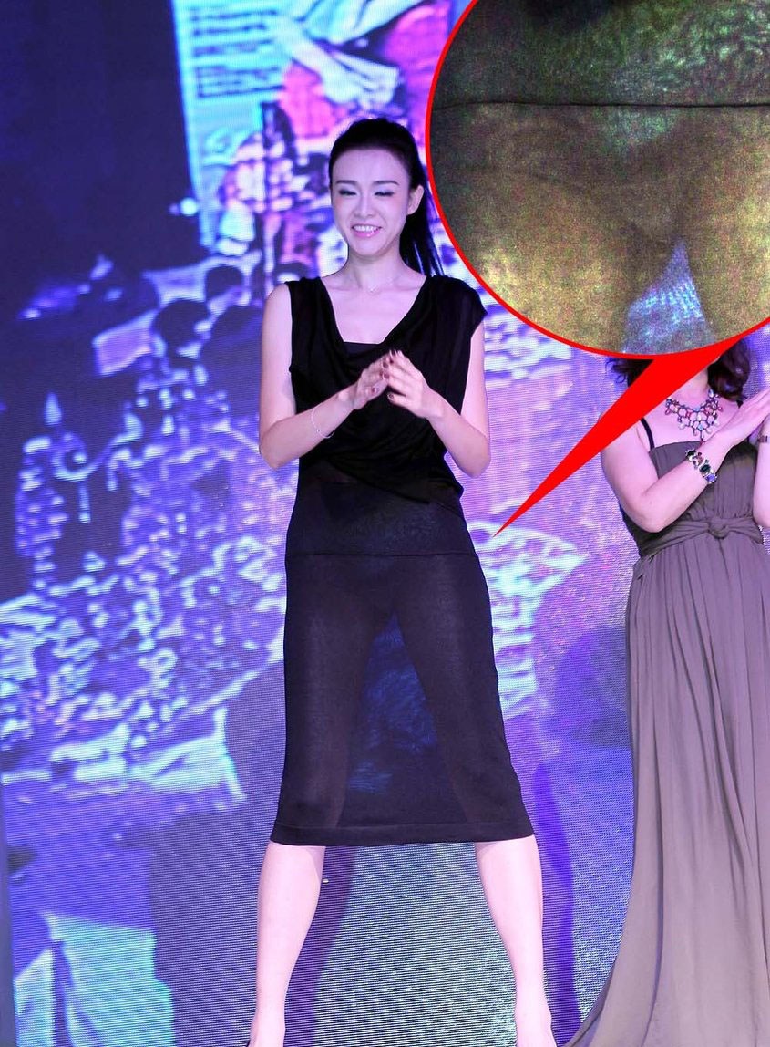 李艾当晚一身黑色透纱裙亮相,在上台颁奖时与主持人大开玩笑,却不知