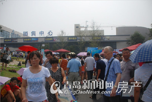 人潮涌向碧桂园十里金滩售楼处