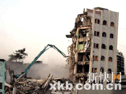 广西一高楼拆除3次仍不倒 网友冠名“楼坚强”