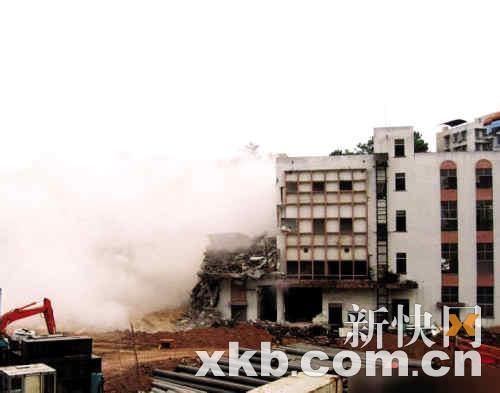 广西一高楼拆除3次仍不倒 网友冠名“楼坚强”