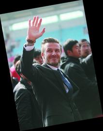 贝克汉姆豪饮青啤吃海鲜 吮手指托腮卖萌 贝克汉姆豪饮青啤吃海鲜 吮手指托腮卖萌