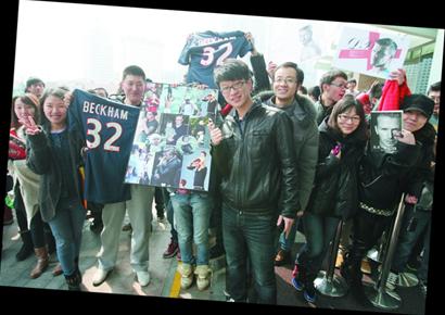 贝克汉姆豪饮青啤吃海鲜 吮手指托腮卖萌 贝克汉姆豪饮青啤吃海鲜 吮手指托腮卖萌