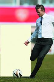 贝克汉姆豪饮青啤吃海鲜 吮手指托腮卖萌 贝克汉姆豪饮青啤吃海鲜 吮手指托腮卖萌