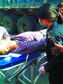 货车追尾驾驶室扭曲 消防队员拆车救援 货车追尾驾驶室扭曲 消防队员拆车救援