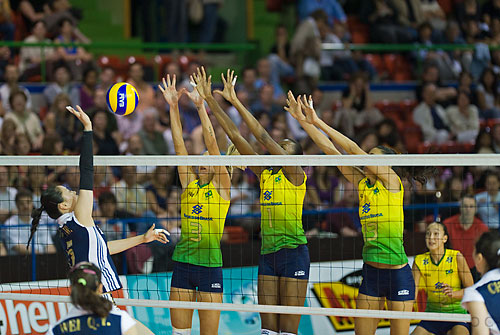 中国女排与巴西差距明显