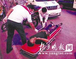 拳击冠军公交上犯毒瘾 拿安全锤砸摇头丸(图)