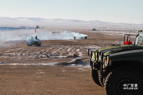 解放军雪山下秀大批主战武器 实弹射击
