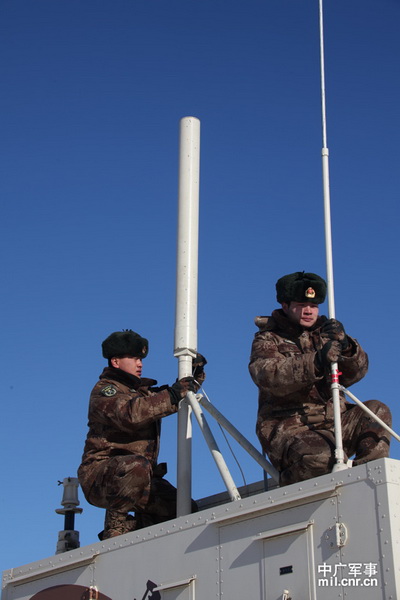 解放军雪山下秀大批主战武器 实弹射击