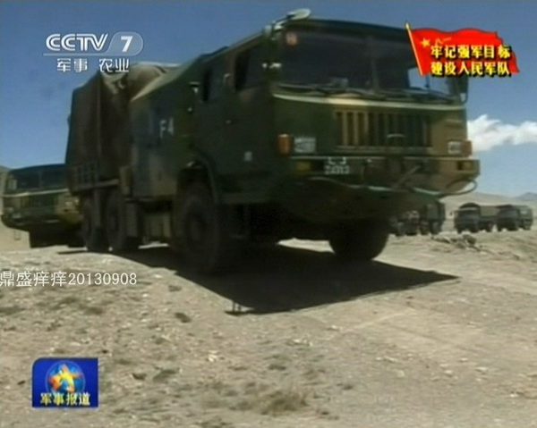 解放军雪山下秀大批主战武器 实弹射击