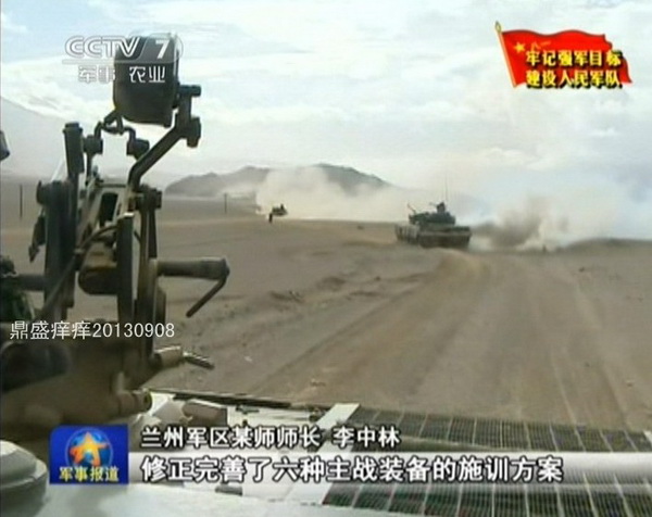 解放军雪山下秀大批主战武器 实弹射击