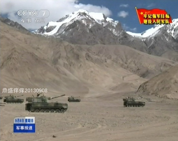 解放军雪山下秀大批主战武器 实弹射击