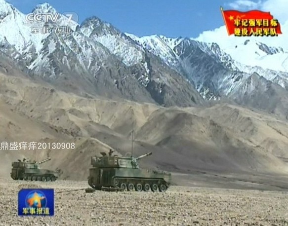 解放军雪山下秀大批主战武器 实弹射击